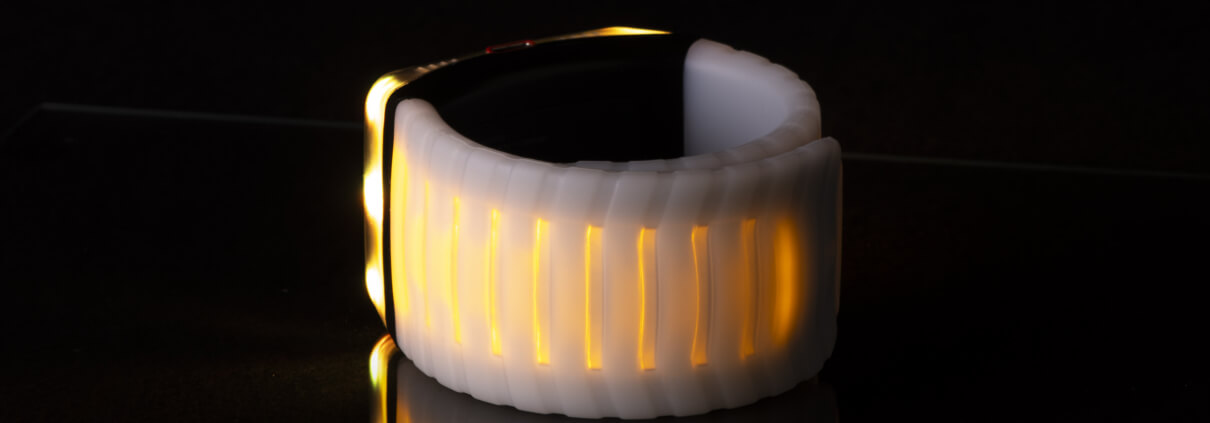 Flexibler Lichtleiter in Kombination mit Mehrkomponentenformteil mit gelber Ausleuchtung