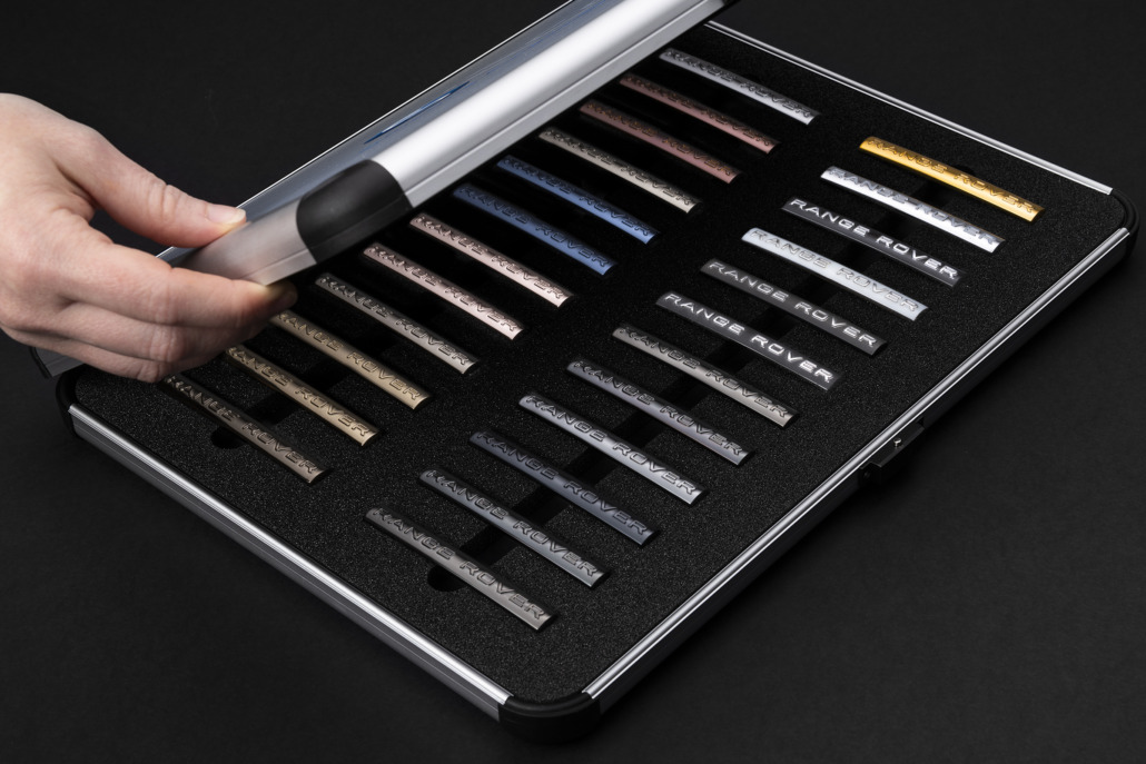 Der PVD-Musterkoffer zeigt die Vielfalt der Farbvariationen.