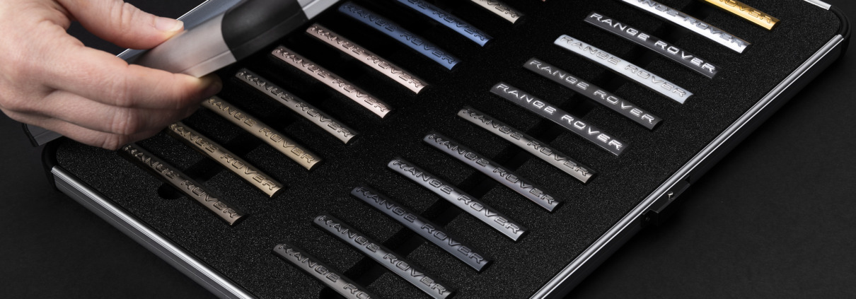 Der PVD-Musterkoffer zeigt die Vielfalt der Farbvariationen.