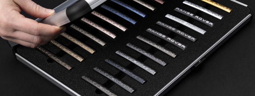 Der PVD-Musterkoffer zeigt die Vielfalt der Farbvariationen.