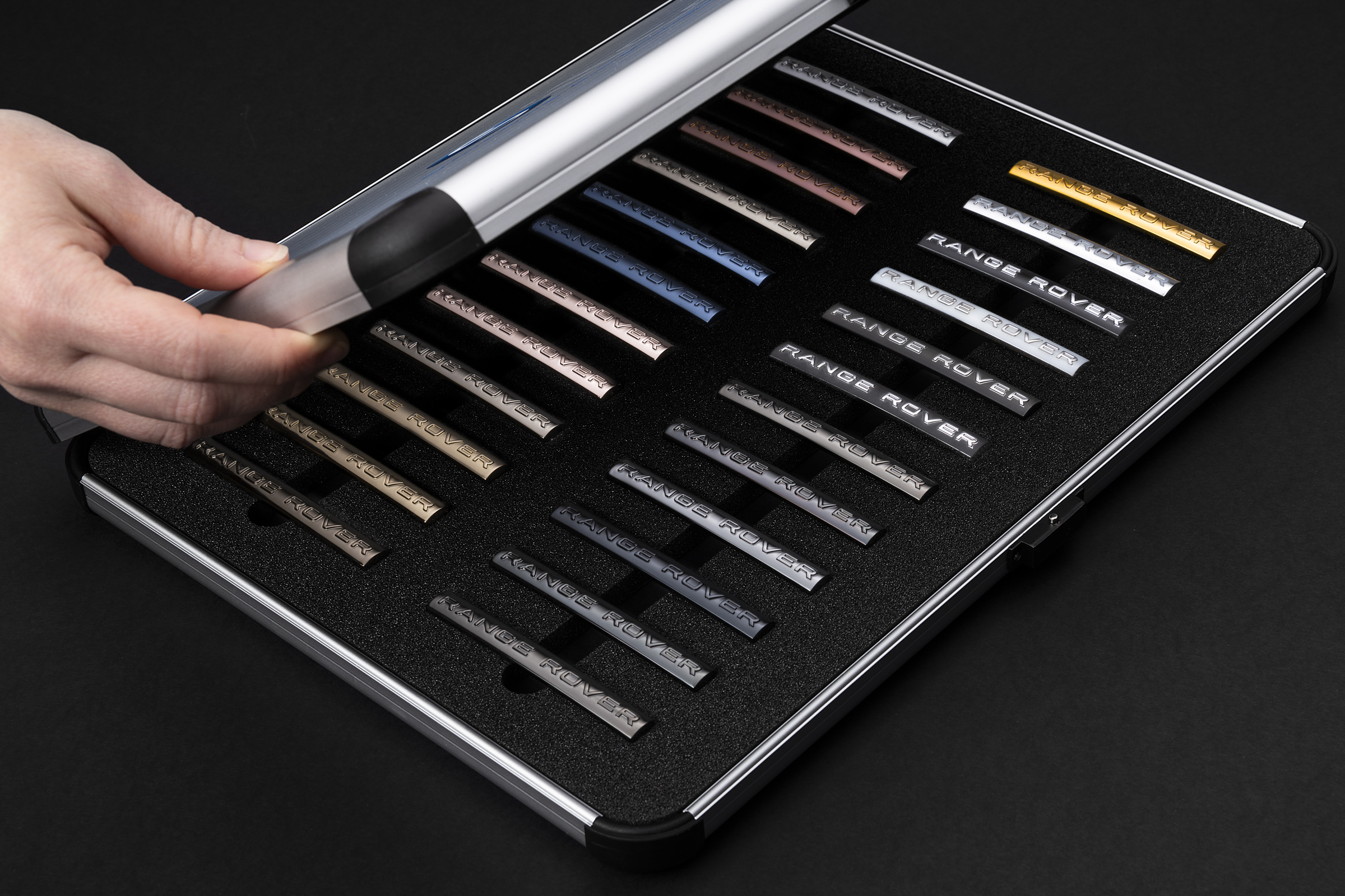 Der PVD-Musterkoffer zeigt die Vielfalt der Farbvariationen.